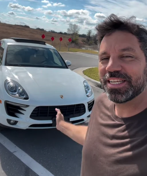 Alex Veiga mostrando um Porsche branco